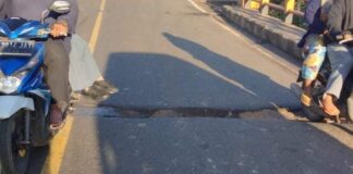 Lobang di Jembatan Soak Bara Pangkalan Balai Banyuasin Gangguan dan Bahayakan Pengendara