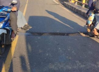 Lobang di Jembatan Soak Bara Pangkalan Balai Banyuasin Gangguan dan Bahayakan Pengendara