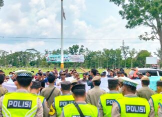 Masyarakat Desa Sejagung Demo Ke Kantor Bupati Banyuasin Terkait Kades dan Dana Desa