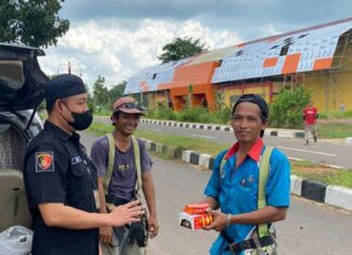 Satres Narkoba Polres Banyuasin Bagi Takjil Untuk Pengendara