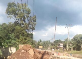 Akibat pemasangan BOX CULVERT Distribusi Air BersihTerputus Petugas Terus Lakukan Perbaikan