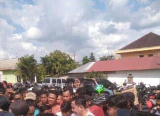 Membludak, Kantor PDIP Banyuasin di Serbu Tukang Ojek dan Warga