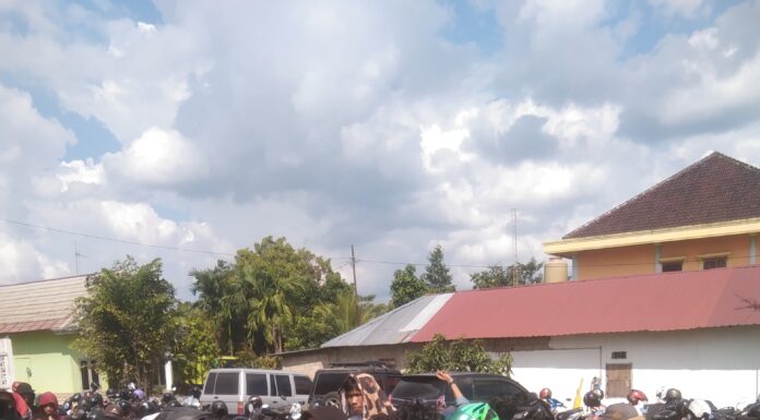 Membludak, Kantor PDIP Banyuasin di Serbu Tukang Ojek dan Warga