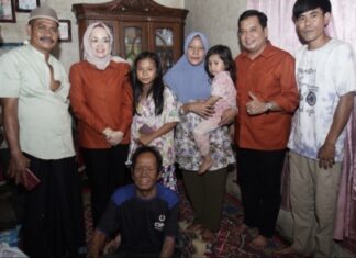 Askolani dan Netta, Beri Bantuan Langsung Untuk Widia, Bocah Penjual Kerupuk yang Merawat Ayahnya Sakit