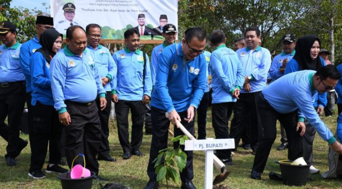 Peringati HLHS PJ Bupati Melakukan Penanaman Pohon Serentak Di Depan Graha Sedulang