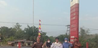 Petugas SPBU Lubuk Lancang Banyuasin Kenakan Baju Adat Peringati HUT RI ke-79