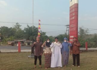 Petugas SPBU Lubuk Lancang Banyuasin Kenakan Baju Adat Peringati HUT RI ke-79