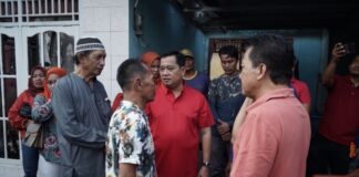 Kunjungan langsung Calonbup Askolani, Ke Kediaman Sutawi Korban Rumah Terbakar Di Mega Asri