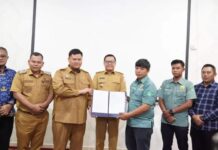 Penandatanganan Hibah Trase Jalan Poros Perambahan-Air Salek