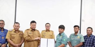 Penandatanganan Hibah Trase Jalan Poros Perambahan-Air Salek