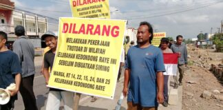Tuntut Buatkan Siring, Warga Kelurahan Kedondong Raye Turun Kejalan