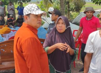 H Askolani SH MH Berikan Bantuan Korban Bencana Alam, Muara TelangÂ