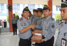 Lapas Banyuasin gelar apel pagi dan Penyematan Tanda Kenaikan Pangkat Kepada Tujuh Pegawai