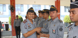 Lapas Banyuasin gelar apel pagi dan Penyematan Tanda Kenaikan Pangkat Kepada Tujuh Pegawai