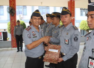 Lapas Banyuasin gelar apel pagi dan Penyematan Tanda Kenaikan Pangkat Kepada Tujuh Pegawai