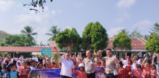 AKP Suwandi S.H,M.Si Kasatlantas Polres Banyuasin,Sambut Hari Anak Dengan Sosialisasi Lalu Lintas Ceria Di SDN 13