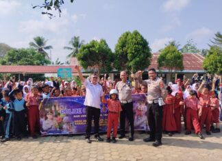 AKP Suwandi S.H,M.Si Kasatlantas Polres Banyuasin,Sambut Hari Anak Dengan Sosialisasi Lalu Lintas Ceria Di SDN 13